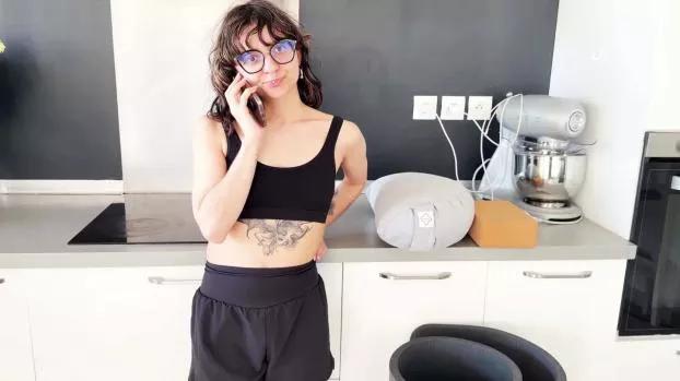 JacquieEtMichelTV – Lotus – Initially tense, Lotus eventually relaxes in her own way