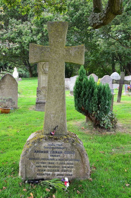 Grave-arthur-conan-doyle-minstead-hampshire