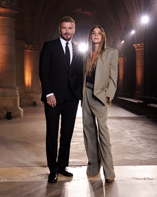 David e Victoria Beckham alla sfilata Victoria Beckham SS27 alla Paris Fashion Week