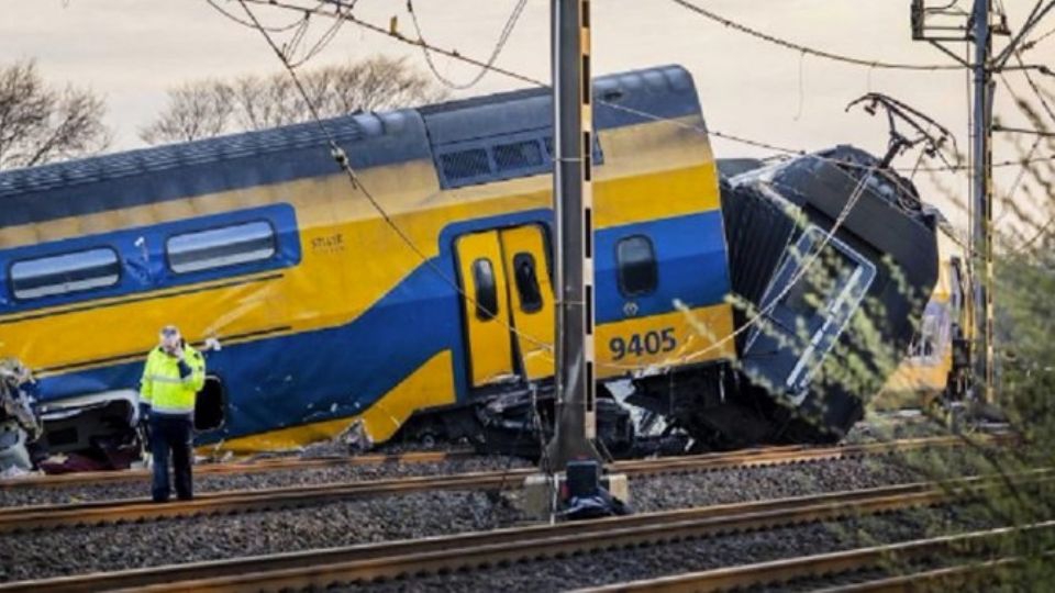 (FOTOS) Lamentable: Tren descarrila en Países Bajos y deja un saldo de 30 heridos y una persona sin vida