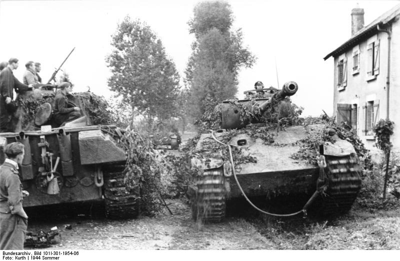 Bundesarchiv_Bild_101I-301-1954-06,_Nordfrankreich,_Panzer_V_(Panther)_in_Ortschaft