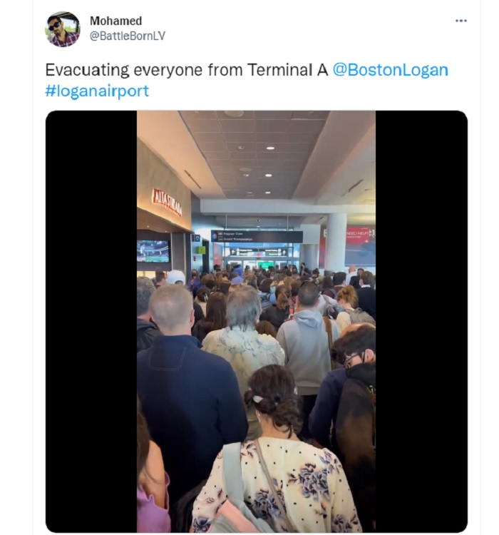 Dalam video di Twitter, seorang petugas bandara terdengar memberi tahu para pelancong dan staf bandara bahwa mereka wajib keluar dari terminal.