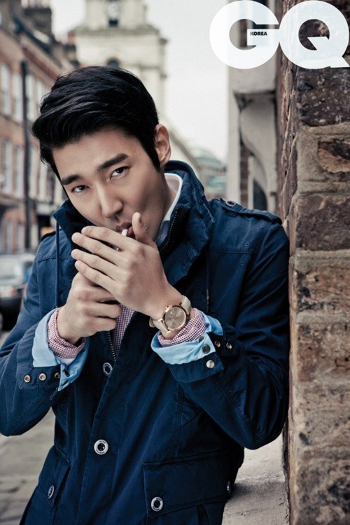 Choi SiWon fumando un cigarrillo (o marihuana)
