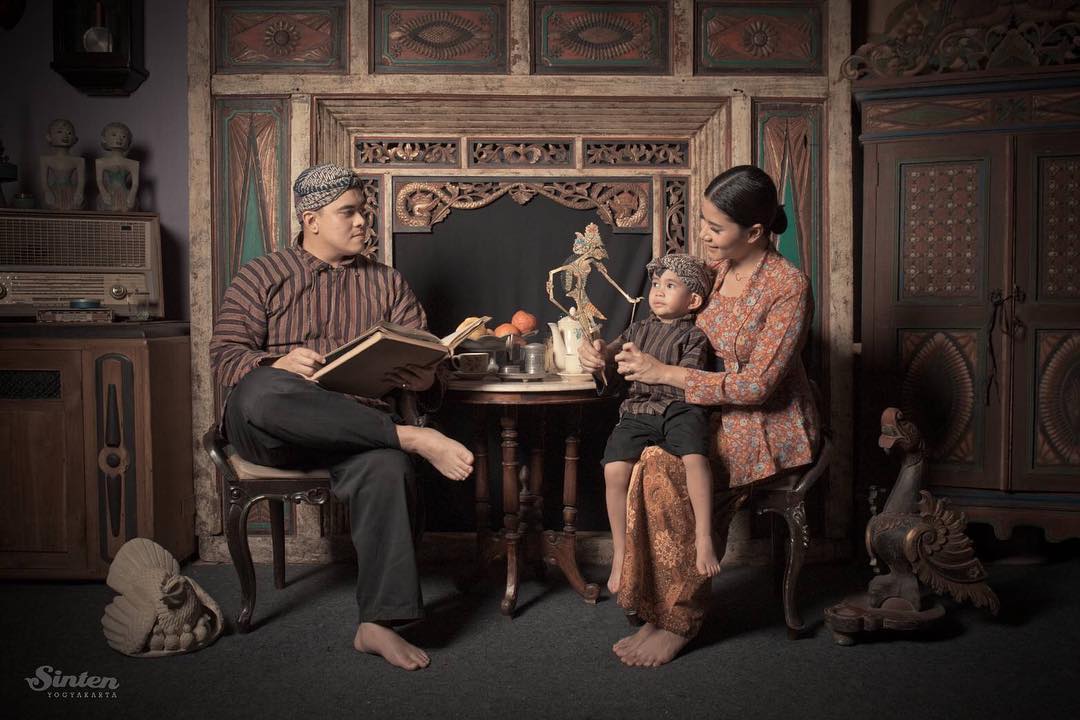 Cynthia Ramlan bersama suami dan anaknya