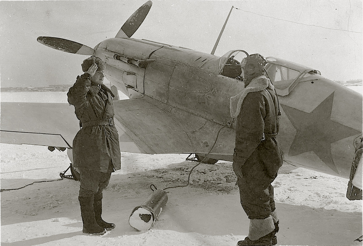 Mikoyan-Gurevich-MiG-3-12GvIAP-being-handed-over-to-its-pilot-at-Vnukovo-1942-01