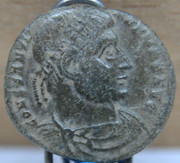 AE3 de Constantino I. GLORIA EXERCITVS. Soldados entre 2 estandartes. Arlés 21