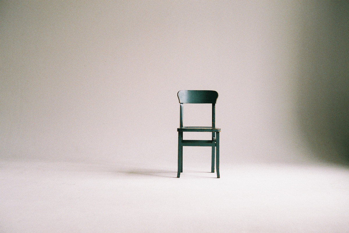 chaise seule sur fond vide et blanc