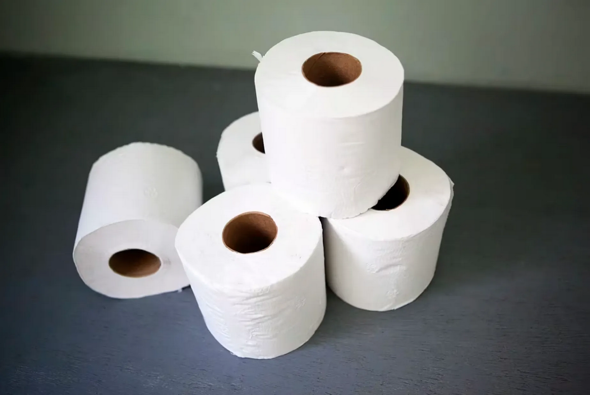 Quedó en shock al ver el color del papel higiénico: foto viral