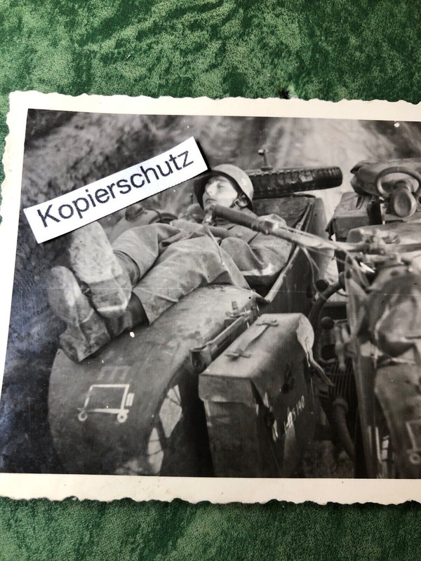 Altes Foto-Schlafender Soldat-Motorrad-Kennung-Stahlhelm-Ausrüstung-WW2