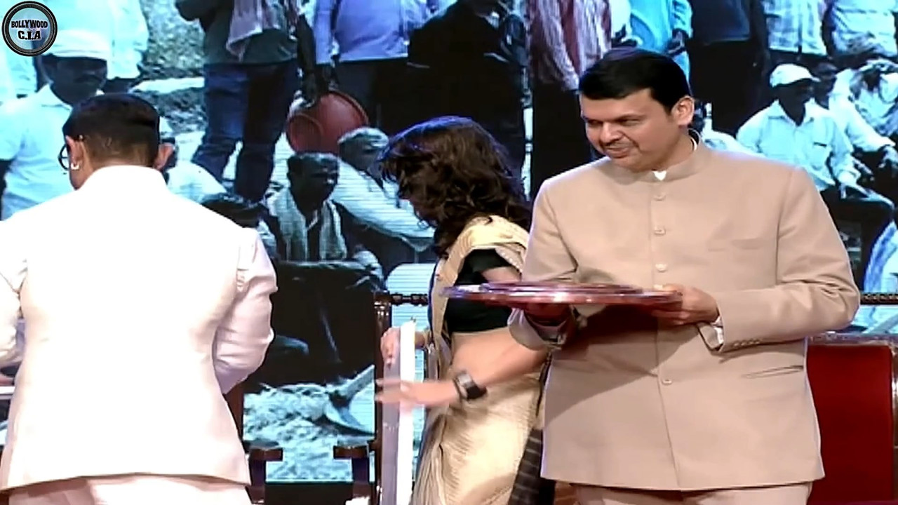 Amir Khan daughter ira khan navel slip.mkv_snapshot_00.13.509