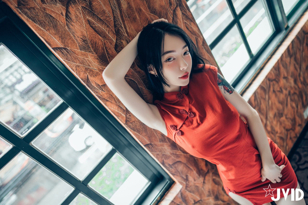 jvid 露出 色色旗袍写真，复古窗边的红衣纹身女孩插图7