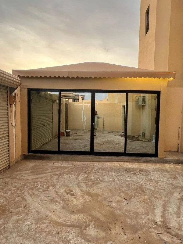 خيمة عصرية مع مقاعد ملكية