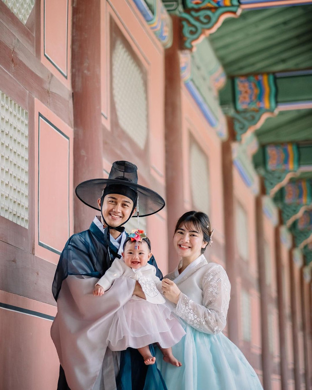 Momen bahagia keluarga kecil Felicya Angelista dan Caesar Hito saat menikmati liburan ke Korea Selatan.