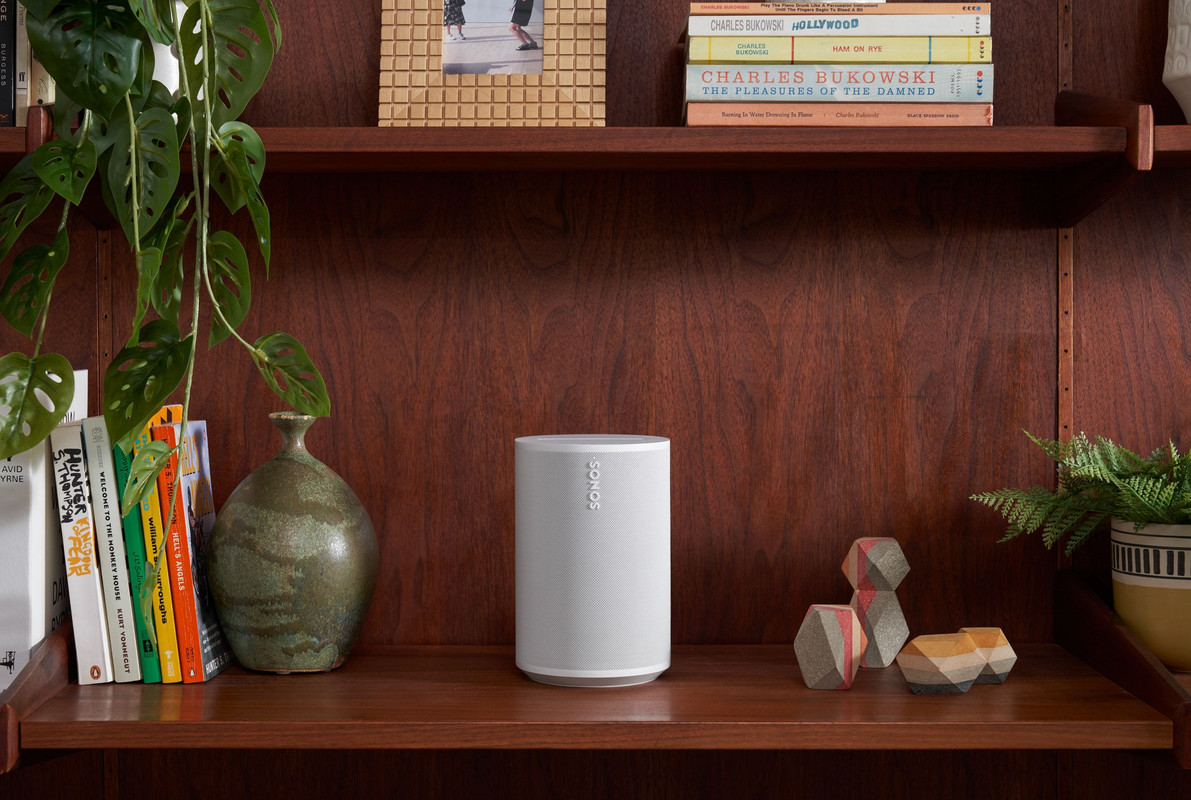 La bocina Sonos Era 100 en una sala de estar, integrada a la perfección con la decoración.