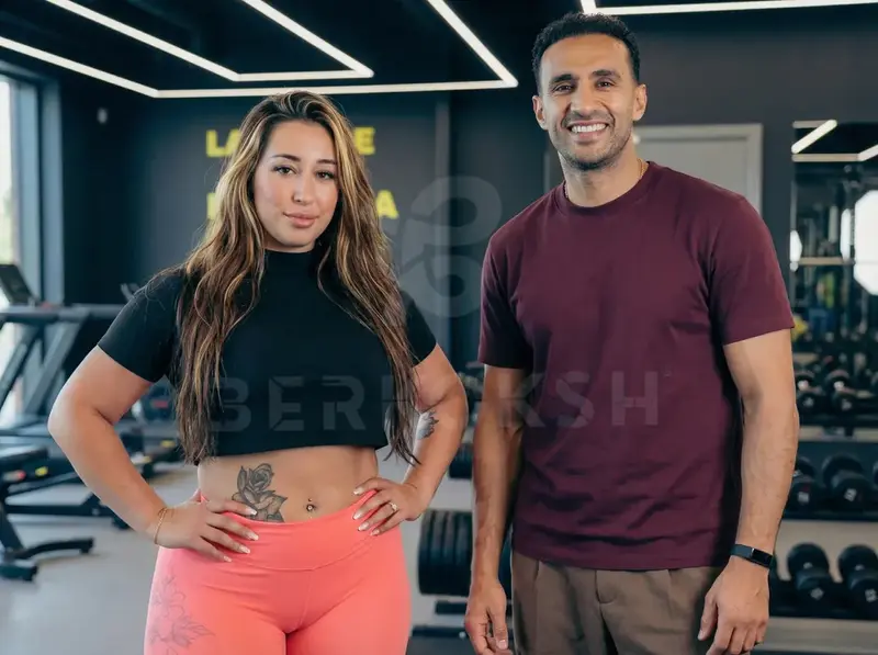 Бадр Хари си партнира със закръглена инфлуенсърка