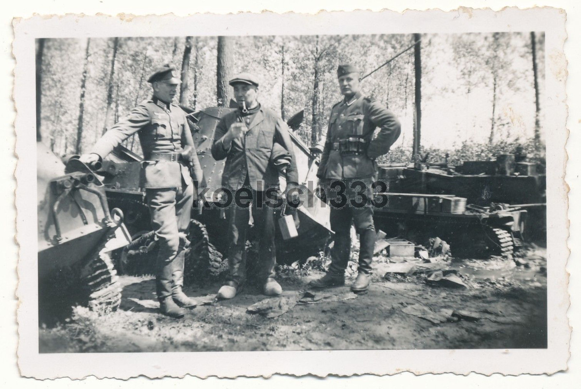 Foto Leutnant begutachtet französische und engli