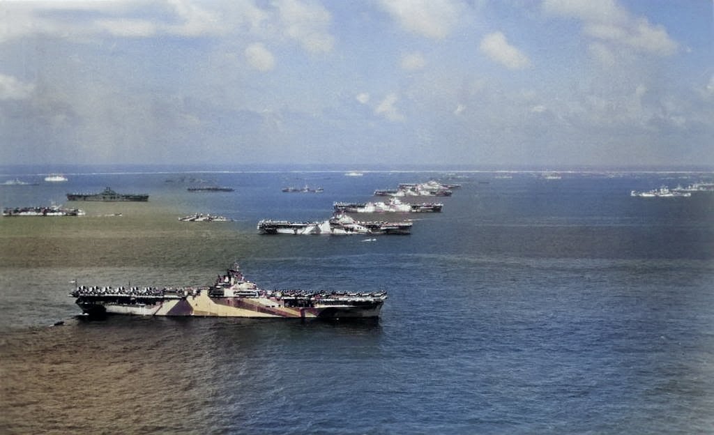 En la imagen tomada entre la 12.30 y las 14.00 horas del 8 o 9 de diciembre, hay algunas diferencias en la fecha ya que al revisar algunos datos el USS Ticonderoga no llegó sino hasta la tarde pasada las 14.00 del día 8, pero no es algo que incida tanto, por lo que dejaremos pasar este hecho más solo como una anécdota. En la imagen podemos ver al USS Wasp en primer plano y sucesivamente al USS Yorktown, USS Hornet, USS Hancock, USS Ticonderoga que toma su lugar al último de la fila, a la derecha de estos y no indicados en la foto se pueden ver a los cruceros New Orleans, Biloxi y Mobile, a la izquierda de la Muderers row se encuentran el USS San Jacinto CVL-30, USS Lexington CV-16 y USS Langley CVL-27, entre el Hornet y el Lexington se observa un pequeño barco que ha sido identificado con una seguridad de 80 por ciento como el USS Healy DD-672. En la imagen tomada entre la 12.30 y las 14.00 horas del 8 o 9 de diciembre, hay algunas diferencias en la fecha ya que al revisar algunos datos el USS Ticonderoga no llegó sino hasta la tarde pasada las 14.00 del día 8, pero no es algo que incida tanto, por lo que dejaremos pasar este hecho más solo como una anécdota. En la imagen podemos ver al USS Wasp en primer plano y sucesivamente al USS Yorktown, USS Hornet, USS Hancock, USS Ticonderoga que toma su lugar al último de la fila, a la derecha de estos y no indicados en la foto se pueden ver a los cruceros New Orleans, Biloxi y Mobile, a la izquierda de la Muderers row se encuentran el USS San Jacinto CVL-30, USS Lexington CV-16 y USS Langley CVL-27, entre el Hornet y el Lexington se observa un pequeño barco que ha sido identificado con una seguridad de 80 por ciento como el USS Healy DD-672.