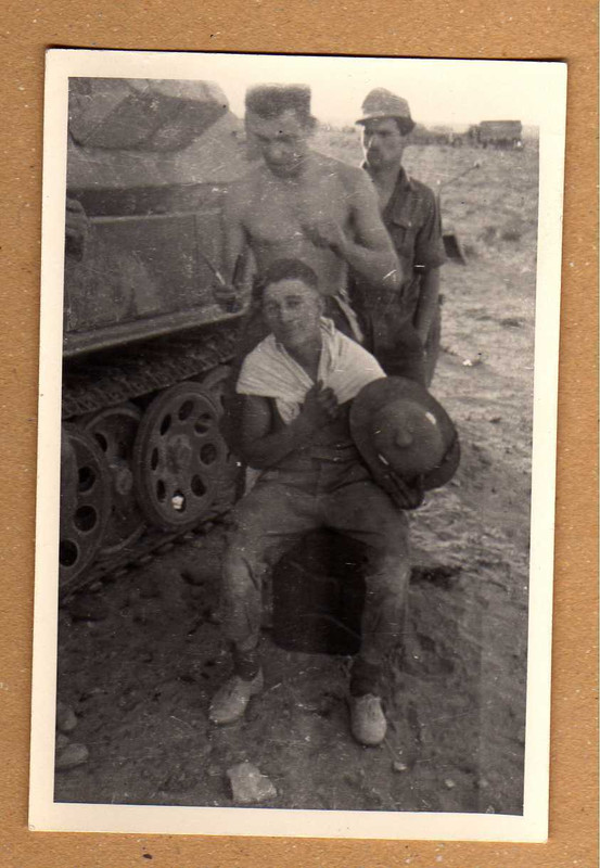 Foto Afrikakorps Wehrmacht Soldaten vor Schützen