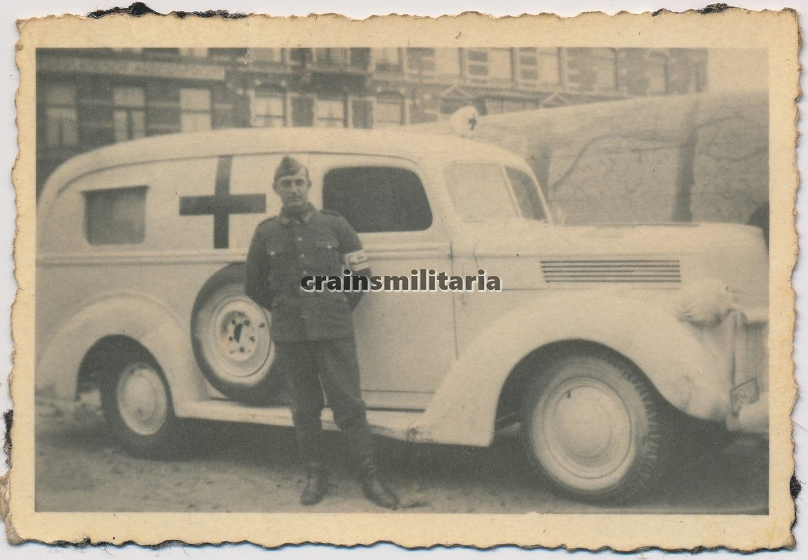 Orig. Foto Kriegsmarine Sanitäter m. Ford Sanka 