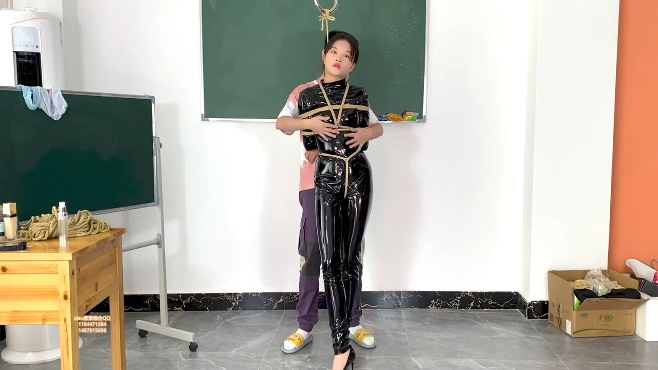 xiao素素 素素亮皮衣捆绑开口器放置挣扎.mp4_20211125_131705.249