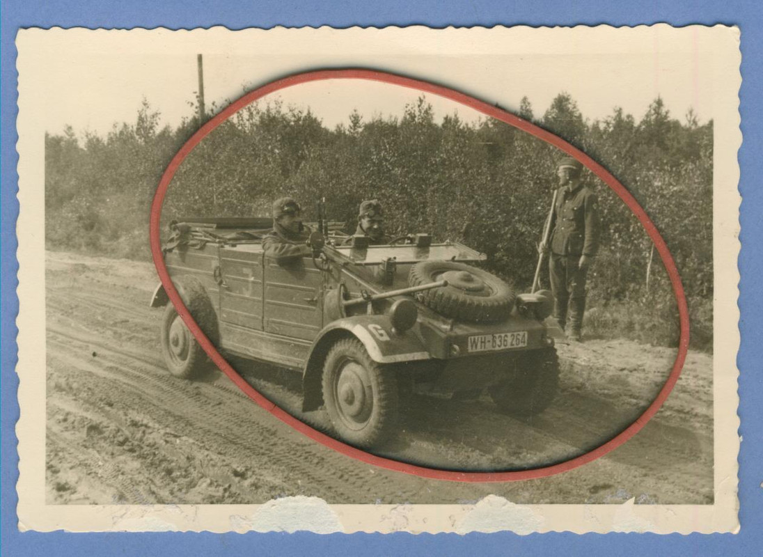Angehörige in WH Kübelwagen Vormarschstraße Ostf