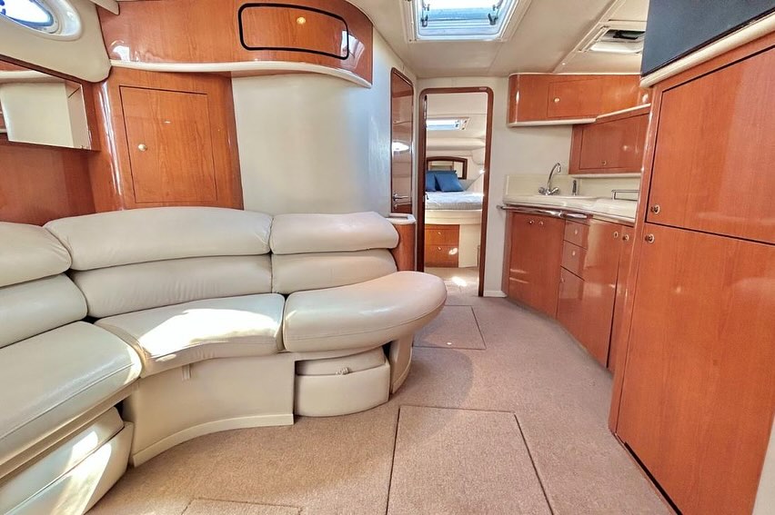 Lady Liberty 46 ft yacht rental Cancun - Sound system and entertainment area for yacht parties and celebrations