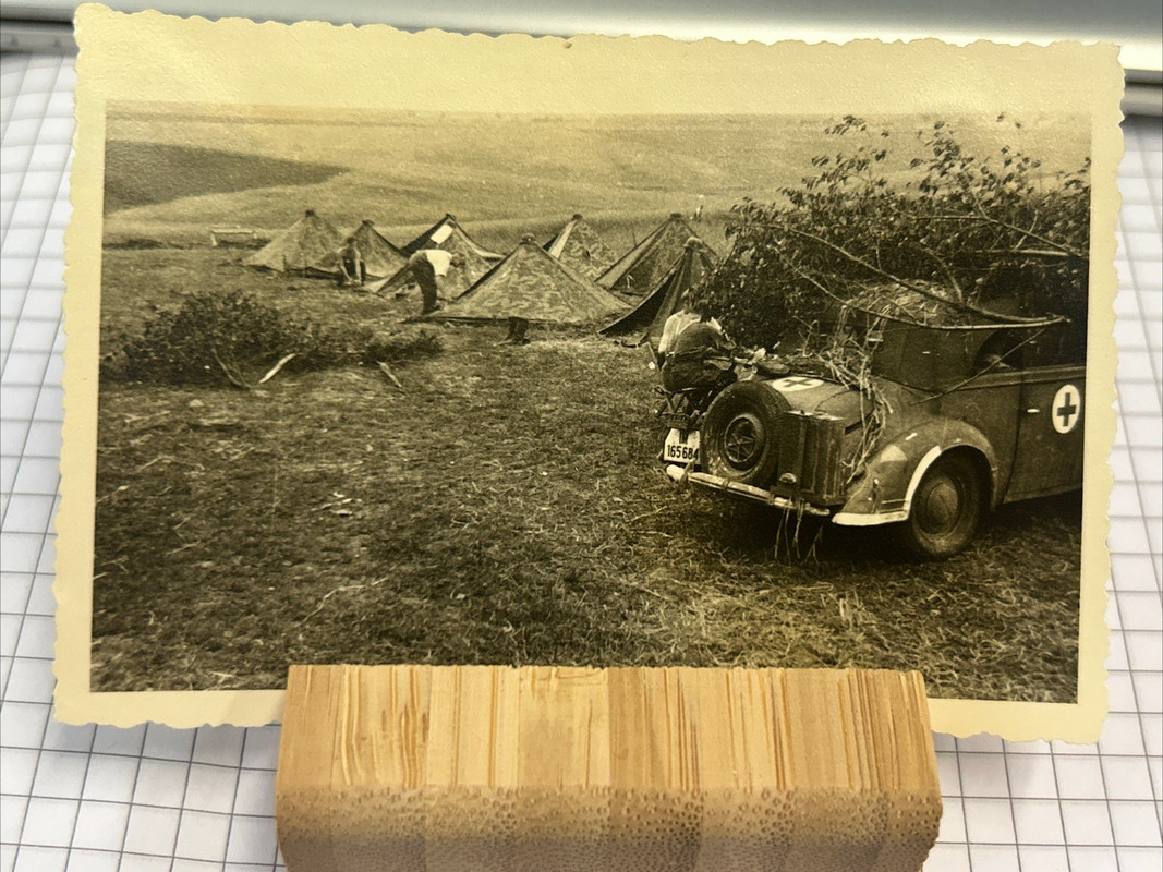 Foto Wk2 Wehrmacht Soldaten Front Fahrzeug Pkw Auto Rotes Kreuz DRK Tarn Zelte (1)