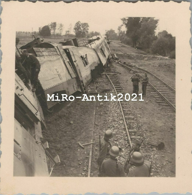 von Stuka zerstörter Panzerzug vor Warschau, Polen, 1939w