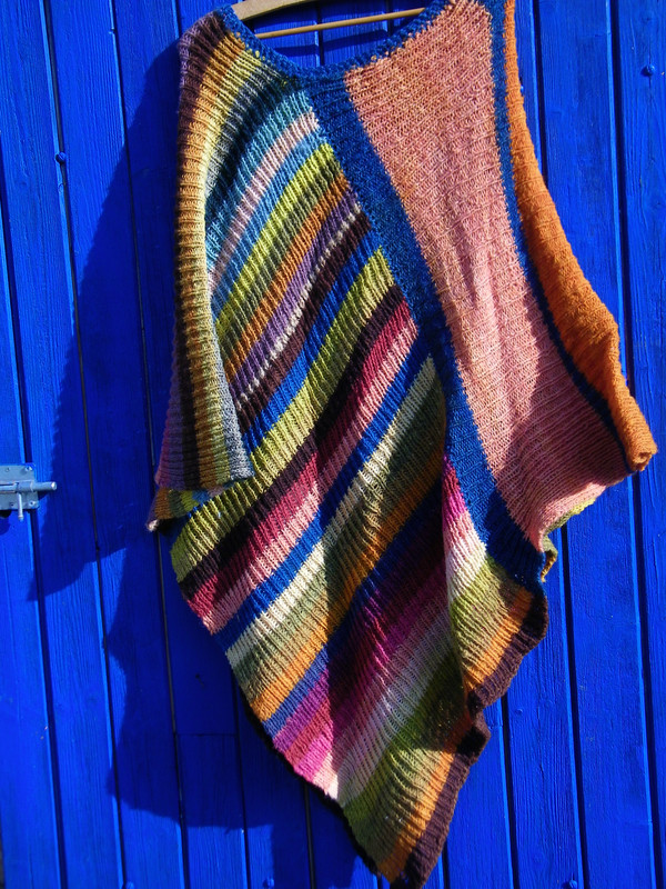 https://i.postimg.cc/Yq6PVK7z/poncho-franz-rouge-de-l-ouest-couleurs-vegetales-(5).jpg