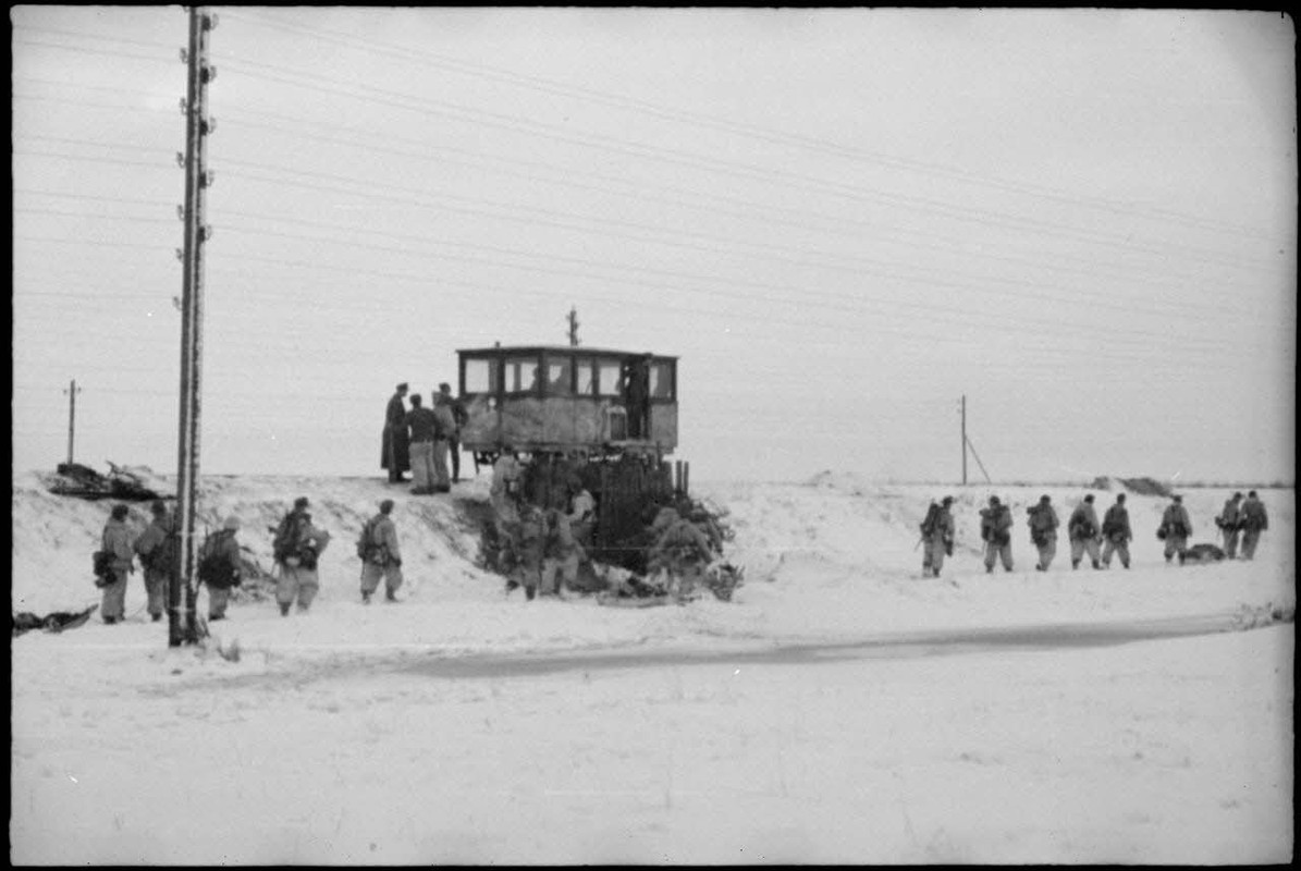 Une draisine apporte son soutien aux fantassins allemands qui sécurisent une foie ferrée.1944
