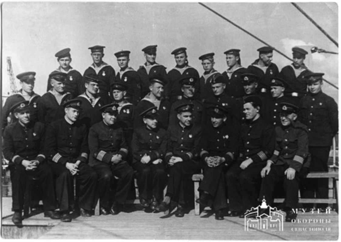 М-32 офицеры БПЛ (ком и полит состав) среди старшин и краснофлотцев  М-32 1-й ряд сле напр 2 – Кудел