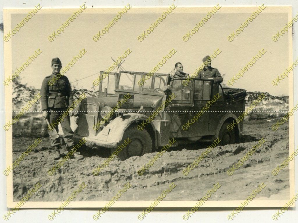 Foto, Artillerie-Regiment 40, PKW, Kübelwagen mit Stander im Sch