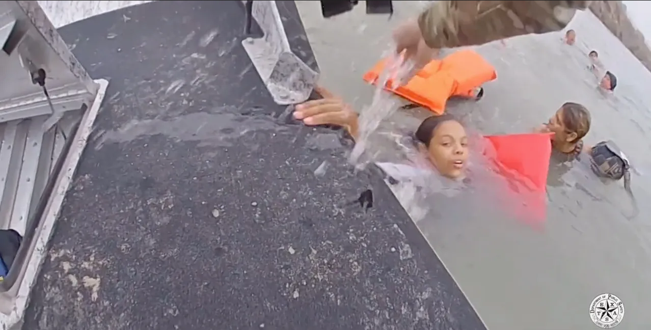 Rescatan a migrantes que se ahogaban en el Río Bravo; dramático video se viraliza