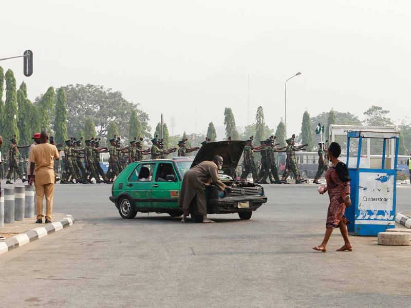 Yihadistas asesinan a 2 hombres y secuestran a 20 niños en Nigeria