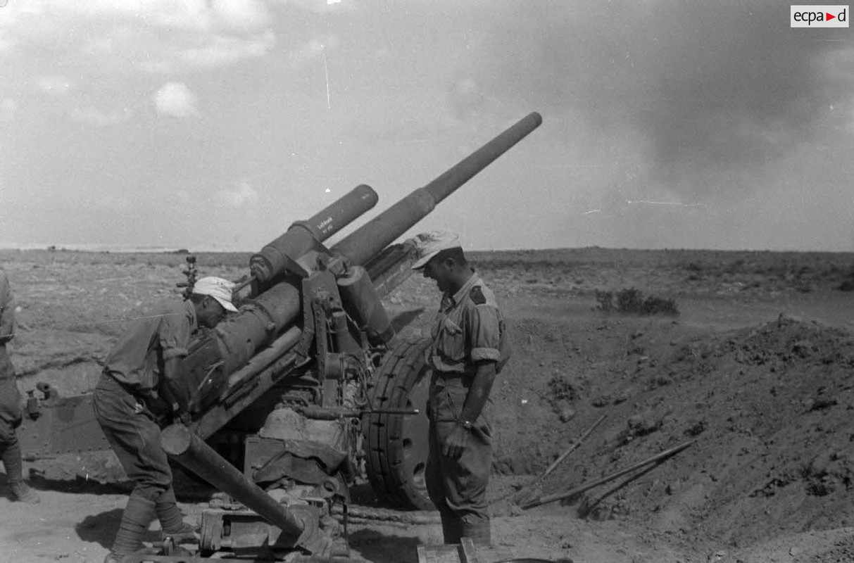 Une batterie de canons 10 cm schwere Kanone 18 règle son tir pour soutenir les blindés (9)