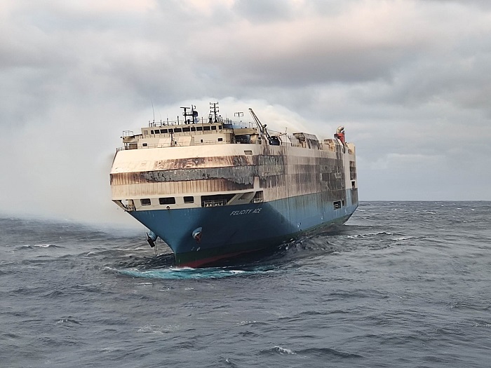 Sebuah kapal kargo yang membawa lebih dari 1.000 mobil mewah terbakar dan terombang-ambing di tengah Samudra Atlantik.