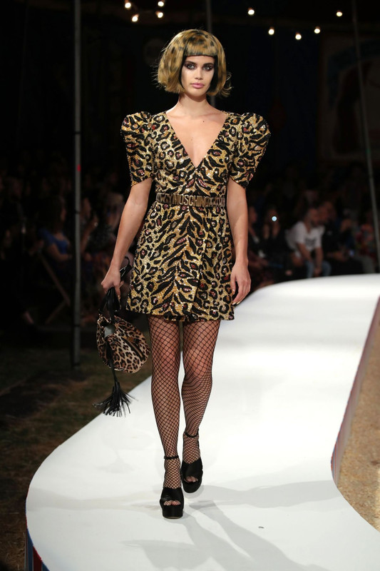 sara-sampaio-at-moschino-fashion-show-in-los-angeles-06-08-2018-
