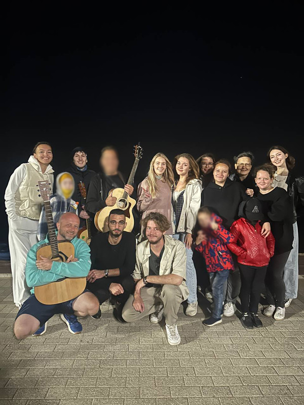 English-club-river-gathering blur