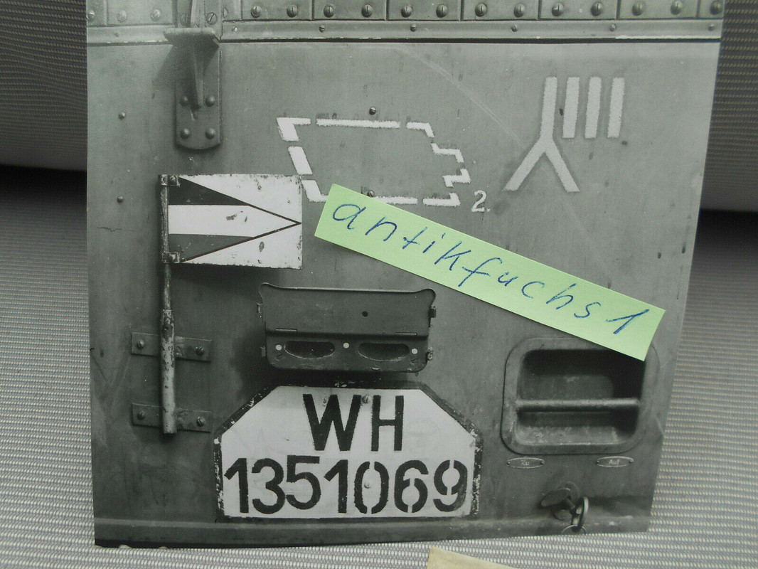 WH-1351069 Kübelwagen mit Notek und Wappen im Kurland-Kessel 1945