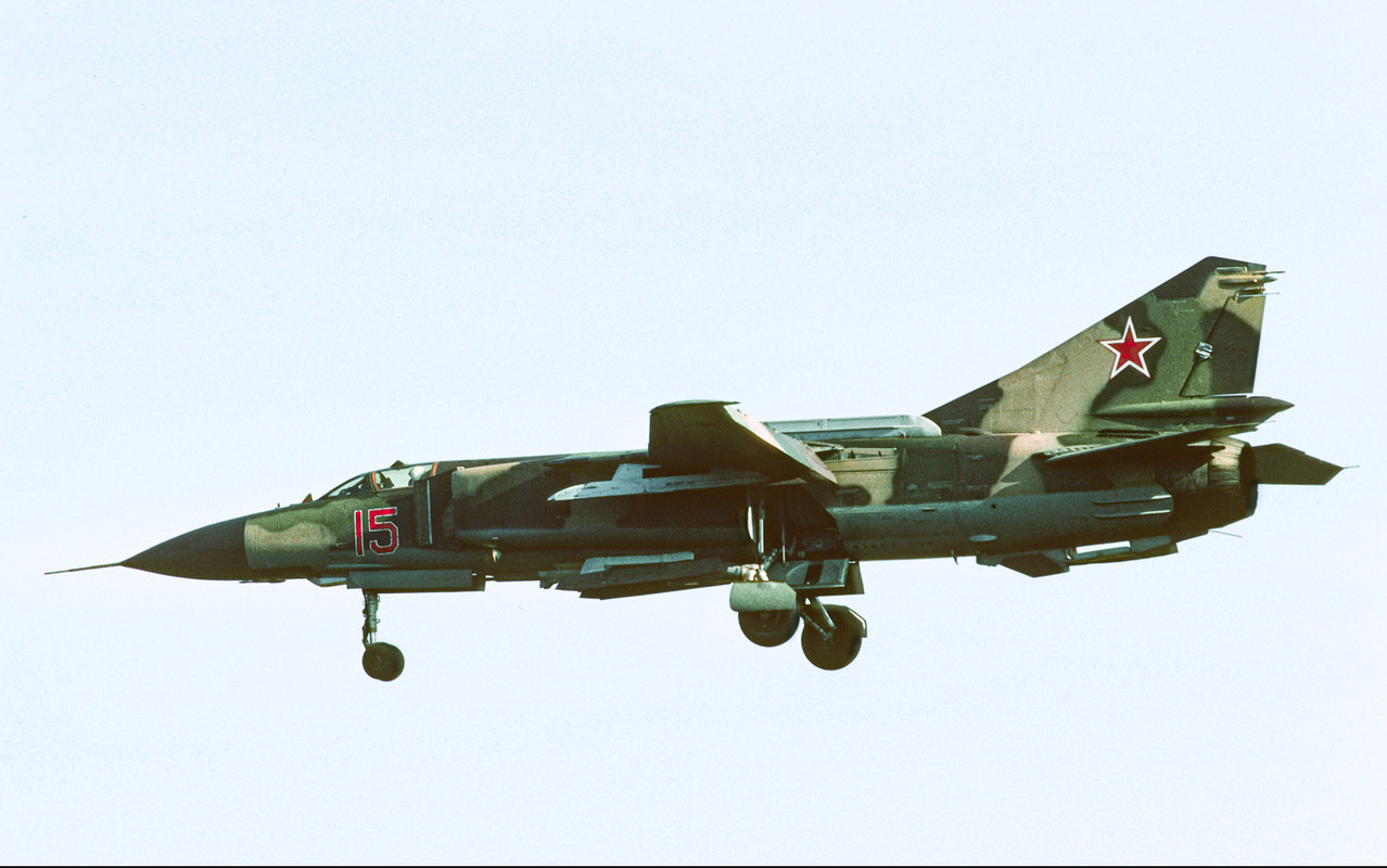 833 IAP Mig-23MLD 15 Red_0390319003_27.08.91