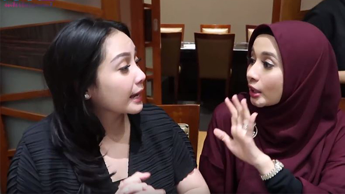 Gigi dan Bella menjawab pertanyaan