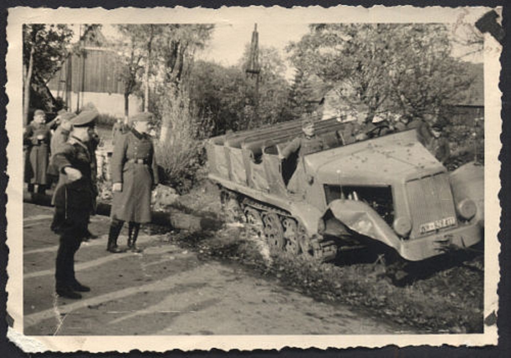 Wehrmacht Zugmaschine mit Beschädigung in Mont d