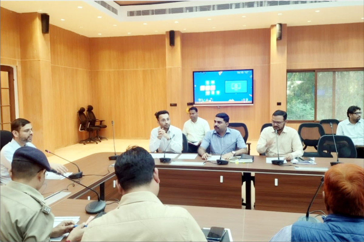 मंडलायुक्त की अध्यक्षता में सेफ सिटी योजना की साप्ताहिक समीक्षा बैठक संपन्न