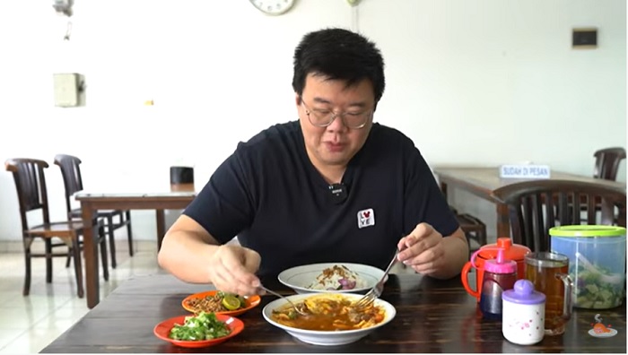 Anak Kuliner ketika mencicipi Soto Betawi Sambung Nikmat.