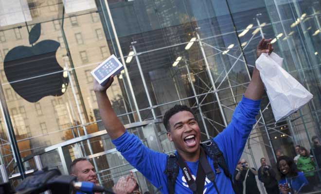 M-Id-421986-i-Phone-buyer