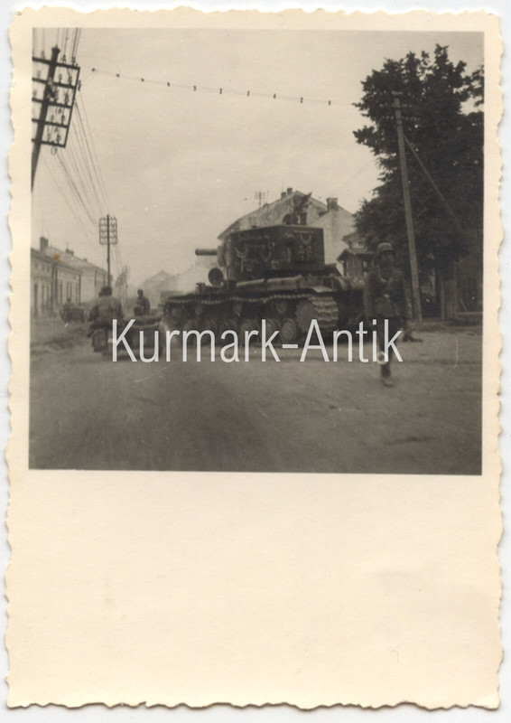 Foto Wehrmacht Aufklärungs Regt. 9 Russland Beute Panzer KW1 Emblem Wappen