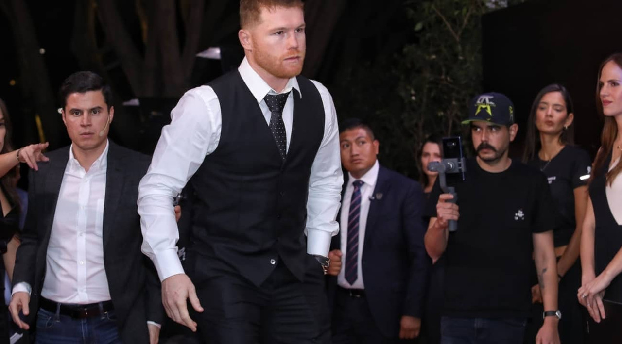 Canelo Álvarez se reúne con su expareja para la graduación de su hija