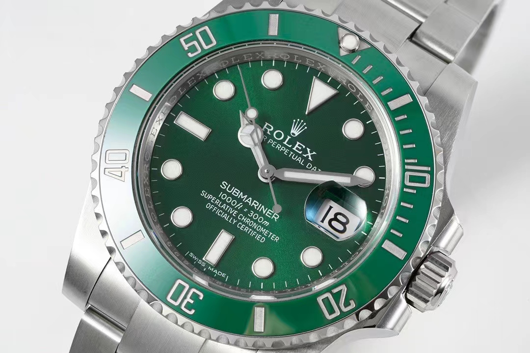 ロレックスの金無垢モデルは何グラムですか？