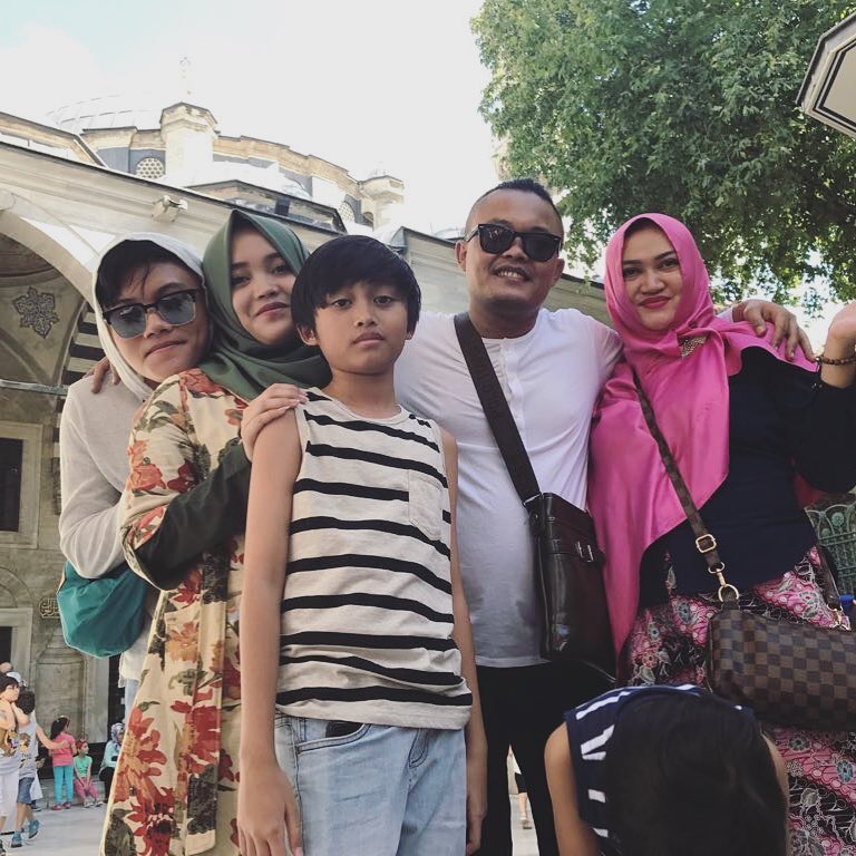 Lina (kanan), ibunda Rizky Febian semasa masih hidup