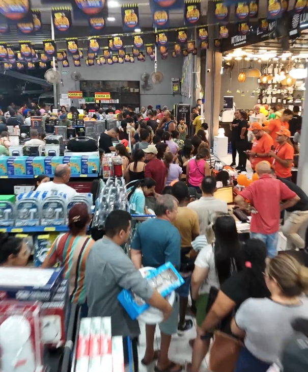 Clientes fazendo fila na loja resultado T1 Digital